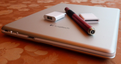 iPad se zavřenou klávesnicí Logitech, Camera Connection Kit a Adonit Jot Touch iPad se zavřenou klávesnicí Logitech, Camera Connection Kit a Adonit Jot Touch